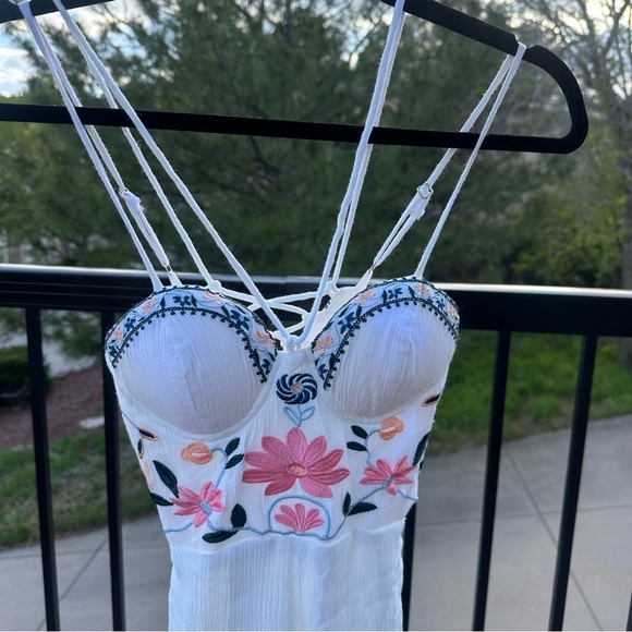 Whimsical White Embroidered Romper | Size 6 - Fits like a US Women’s Small - Picture 2 of 14